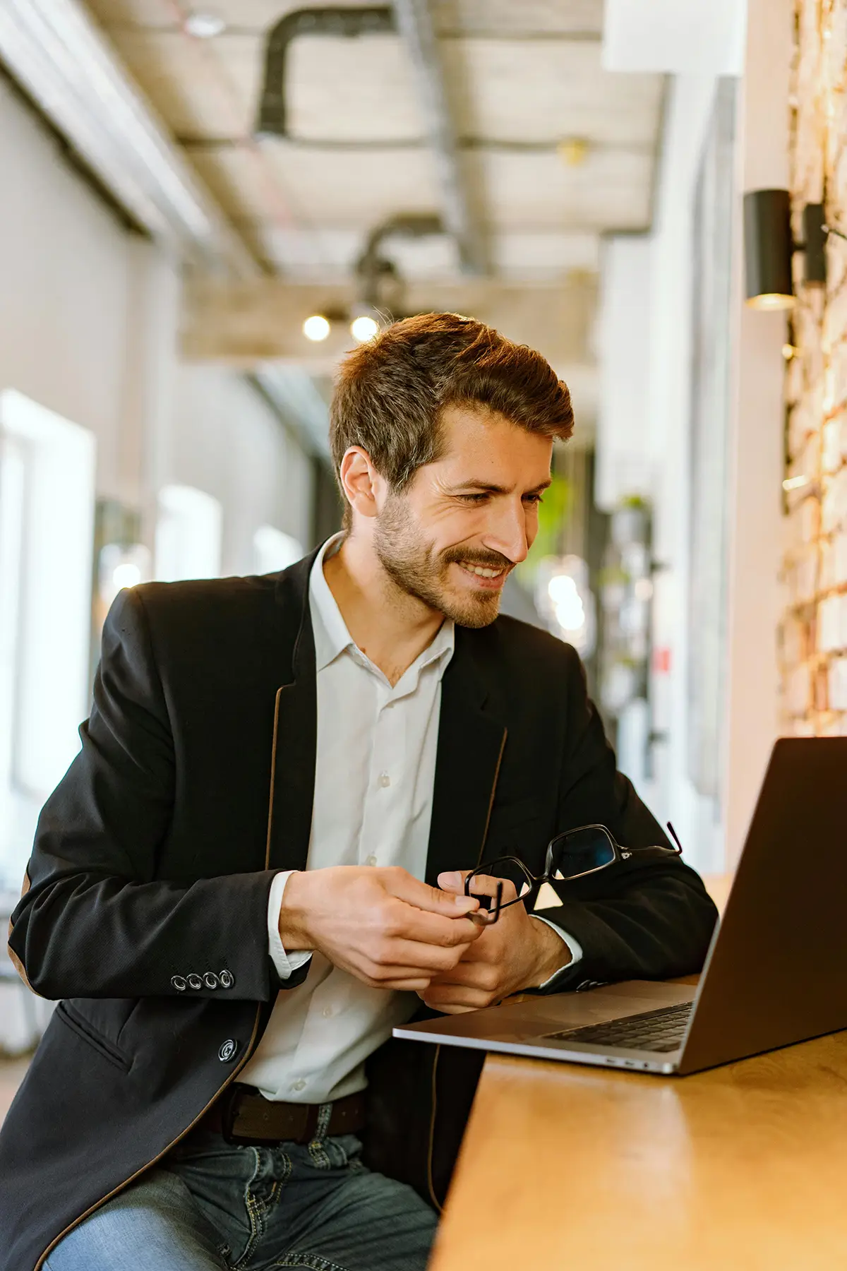Professioneller Berater beim Gespräch am Laptop